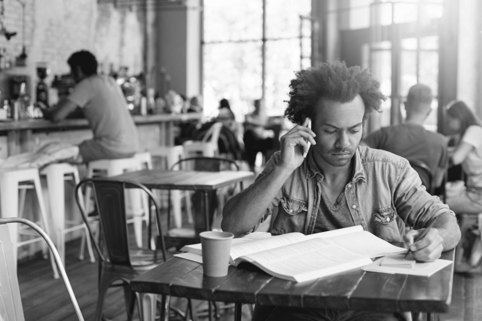 Tim bekerja sama menganalisis data keuangan