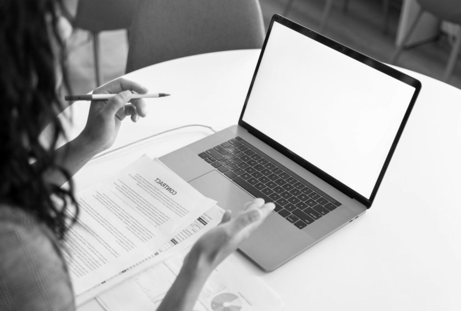 Tim analis sedang melakukan evaluasi data keuangan dengan berbagai tools profesional