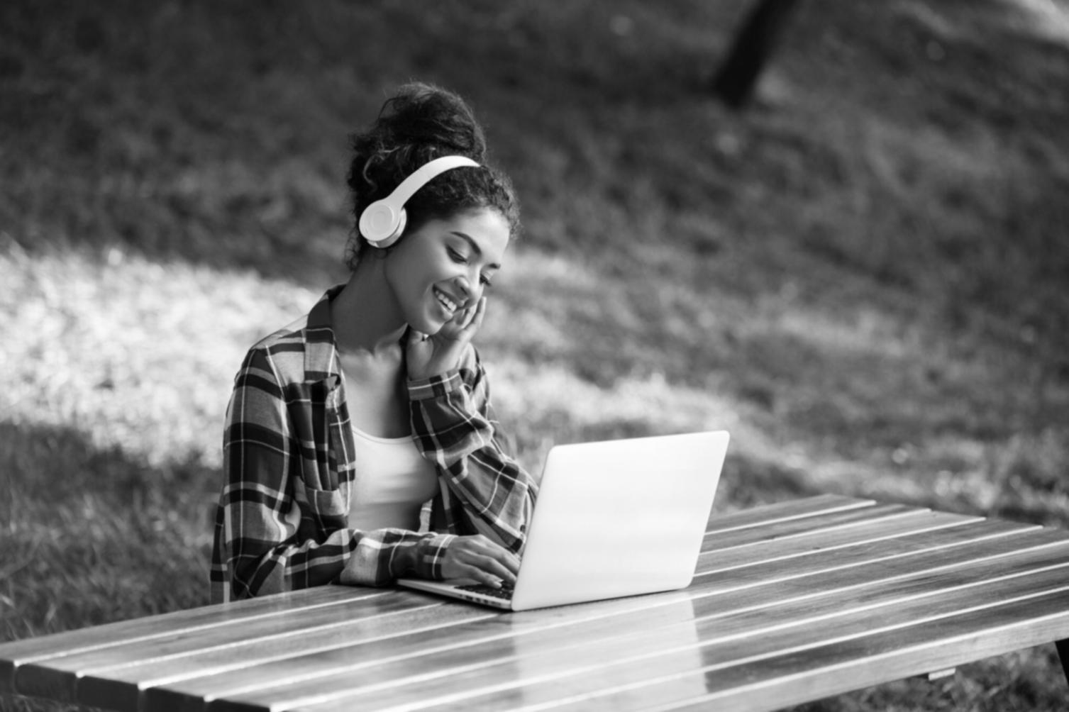 Suasana diskusi analisis keuangan dengan data industri yang kompleks